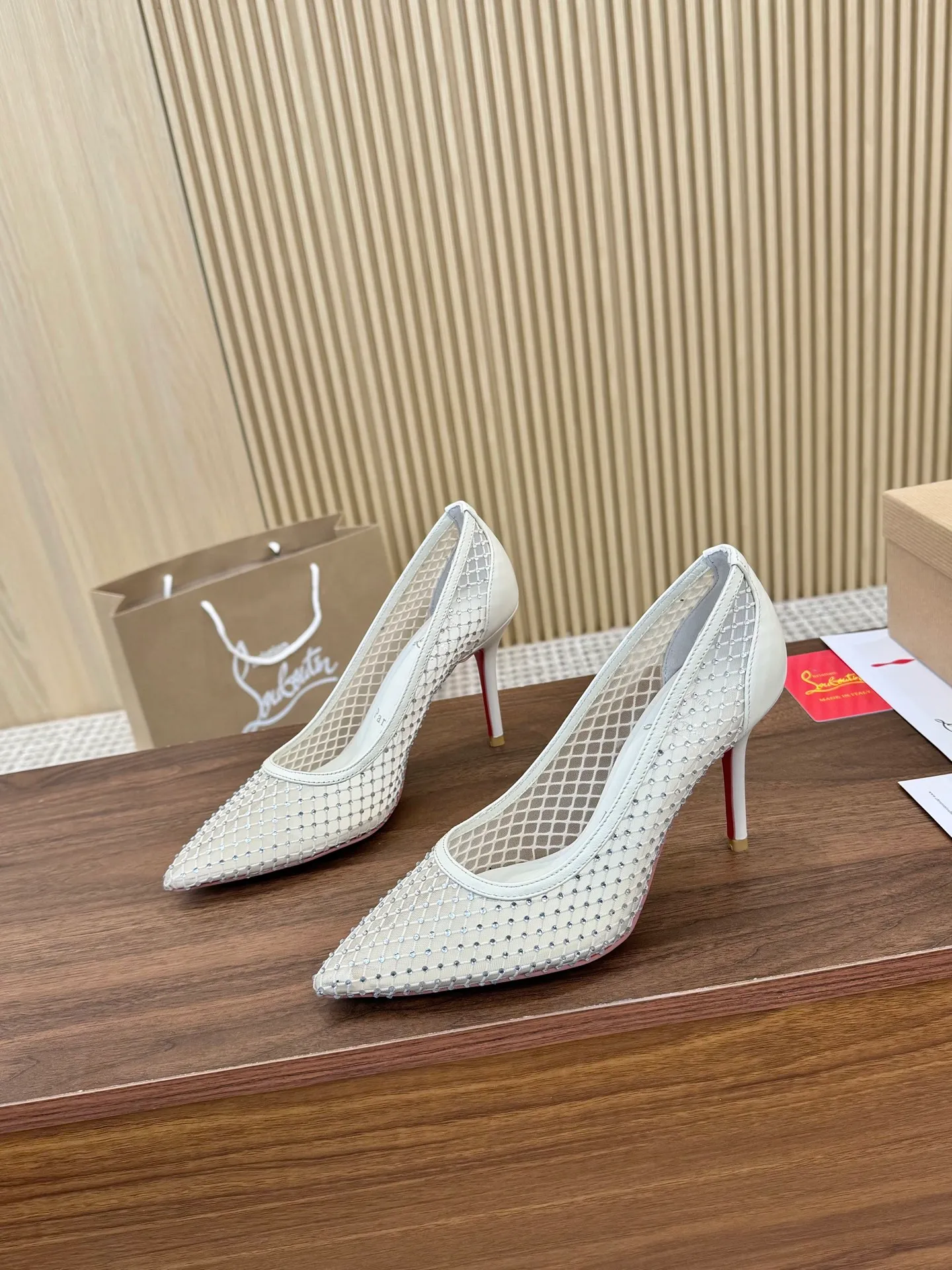 👟👟Ex-factory price 440👟👟 Genuine leather sole +40 Year-round shipment💝Christian Louboutin CL👠 Classic "💎Cow Patent Leather💎Series" noble and luxurious, real blingbling✨ Real materials, all customized by the pattern maker, and the materials are made of original customized materials, achieving the taste of the original 6 color options💍 Upper: imported 👉cow patent leather💪 lining: sheepskin foot pad/lining code number: 34-40.41.42 heel height: two options: 10.5cm and 8.5cm